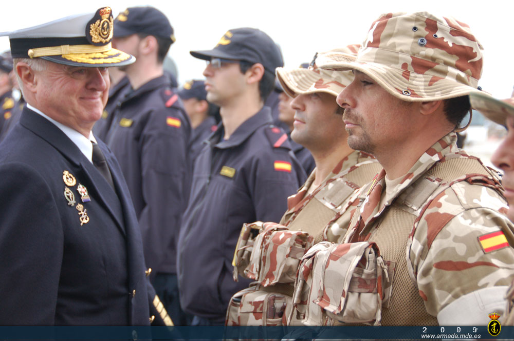 El Ajema con personal de Infantería de Marina de la "Force Protection" de la fragata "Victoria"
